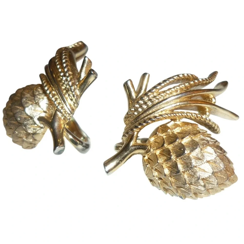 Vintage Crown Trifari Gold Tone Pinecone‎ Clip On Earrings Botanical Textured